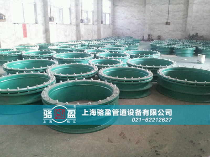 河南省駐馬店市正陽縣柔性人防套管發(fā)貨圖 /></p>人防套管主要應用于管道穿墻處不承受管道振動和伸縮變形的建筑物，一般情況下，如果只是考慮到管道的穿墻，不需考慮管道的位移變形，只需要選用人防套管。如果對于地震設防要求比較高的地區(qū)，在使用人防套管的同時應在該建筑物外墻管道設置柔性連接，從而達到墻體的防水目的。<br />    人防套管安裝說明：① 按照設計圖樣的要求，在建筑物上定出管道走向、位置和標高，確定支架的位置和數(shù)量 ② 安裝支架。根據(jù)確定好的支架位置和施工現(xiàn)場的實際情況，選定支架的安裝方式，將支架安裝到位③ 預制管段。根據(jù)施工圖，根據(jù)施工現(xiàn)場的實際情況，按照測線的方法，繪制各段管線加工圖，將劃分加工好的管段，分段下料，編好序號，開好坡口，以備組對④ 管道就位。把預制好的管段安放到支架上，并采取臨時固定措施⑤ 管道連接。將安放好的管道，對好管口，用焊接的方法，連成管線 ⑥ 找好坡度。按設計要求，找好管線坡度。事實上，坡度在支架安裝時就已找好，管道連接后，再檢查校對一下，檢查校對合格，把管線固定在支架上。<br />    在使用人防套管的時候，還應該注意管子內(nèi)徑與人防套管外徑保持一致。如果在人防套管安裝后發(fā)現(xiàn)管道出現(xiàn)縫隙，可以采用柔性石棉材料進行填充。<br />    駱盈管道專業(yè)生產(chǎn)人防套管。人防套管主要應用于管道穿墻處不承受管道振動和伸縮變形的建筑物，一般情況下，如果只是考慮到管道的穿墻，不需考慮管道的位移變形，只需要選用人防套管。駱盈生產(chǎn)的河南省駐馬店市正陽縣<a href=http://www.luoying168.com target=_blank class=infotextkey>鴨嘴閥</a>能夠?qū)崿F(xiàn)污水的正向流出反向止逆的功能，產(chǎn)品質(zhì)量符合~標準。駱盈管道專業(yè)生產(chǎn)二十多種不同類型的<a href=http://www.luoying168.com target=_blank class=infotextkey>鴨嘴閥</a>，產(chǎn)品質(zhì)量符合~標準，并且我公司長期與國內(nèi)的一大批知名的鋼鐵閥門廠家進行合作并建立深厚的合作友誼，產(chǎn)品質(zhì)量經(jīng)得起實踐的檢驗，專業(yè)致力于管道行業(yè)二十多年，駱盈品質(zhì)值得您的信賴。駱盈管道作為專業(yè)的生產(chǎn)鴨嘴閥廠家，產(chǎn)品質(zhì)量經(jīng)得起實踐的檢驗，駱盈產(chǎn)品不僅性能優(yōu)良，而且鴨嘴閥價格也是十分的優(yōu)惠。河南省駐馬店市正陽縣鴨嘴閥哪家好，駱盈管道是選。<p style=